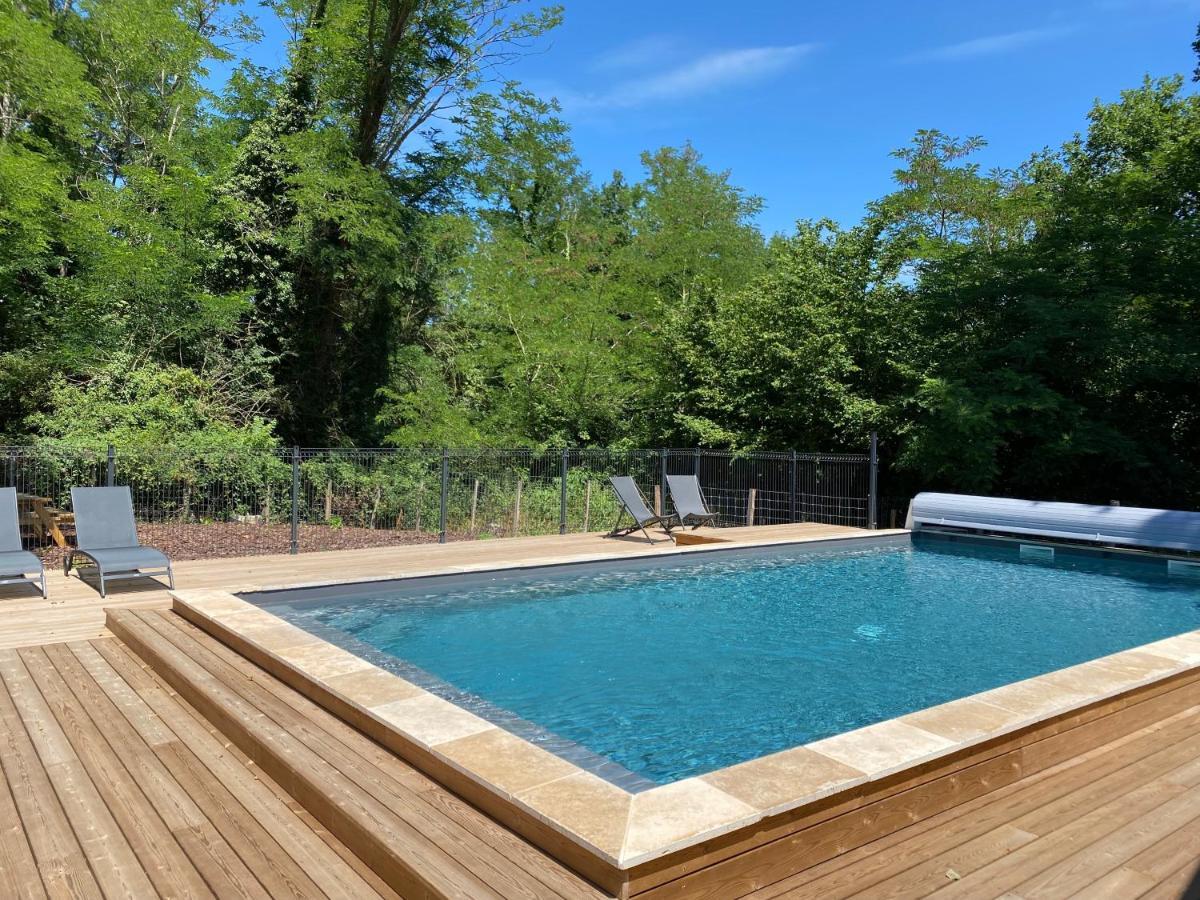 Les Volets Violets Bed & Breakfast Salles  Bagian luar foto