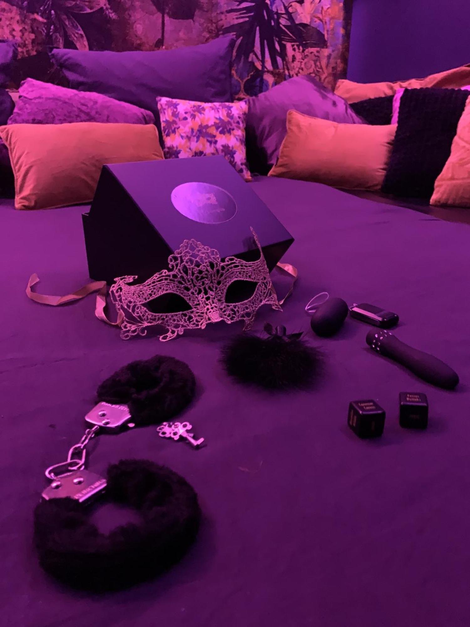 Les Volets Violets Bed & Breakfast Salles  Ruang foto