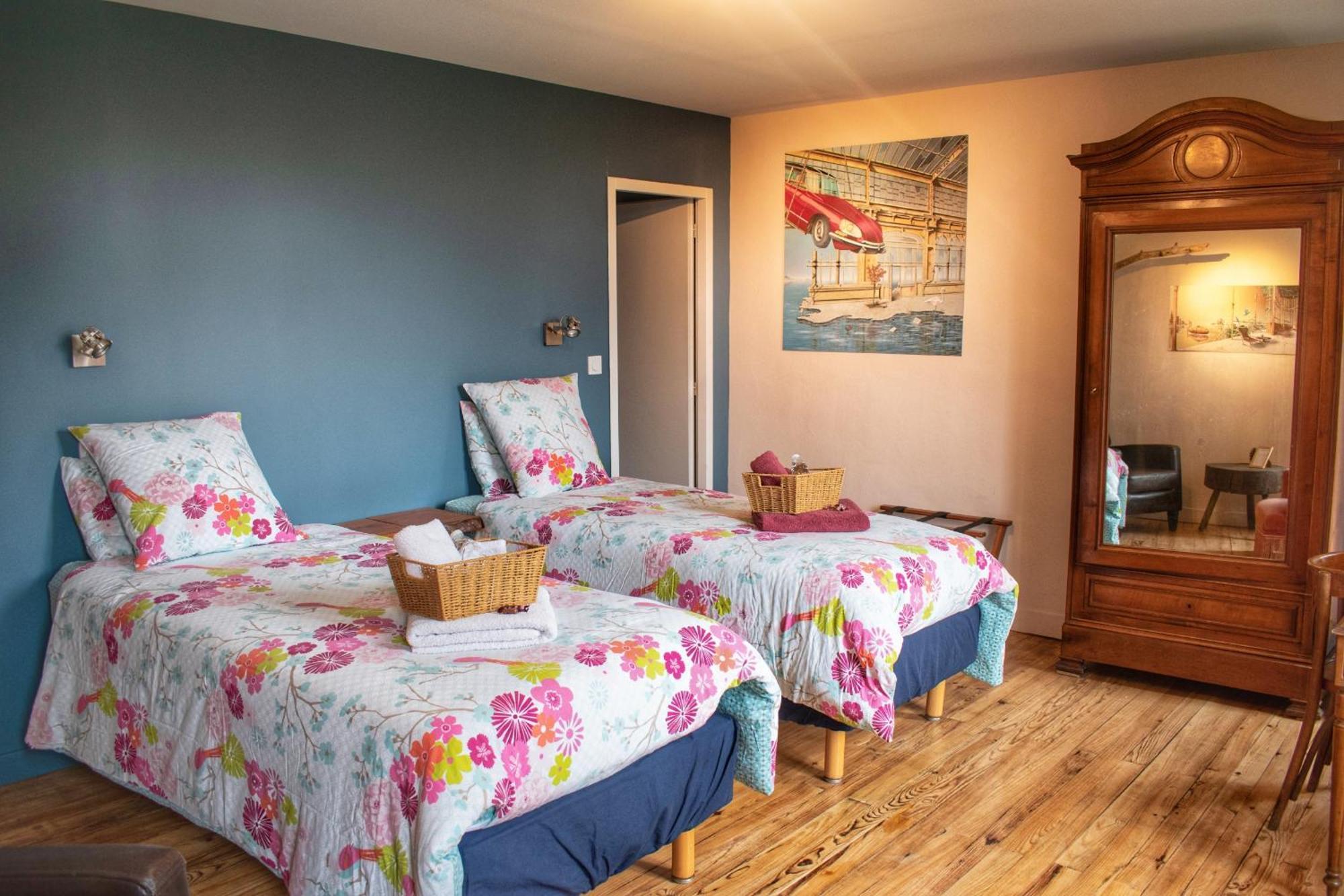 Les Volets Violets Bed & Breakfast Salles  Ruang foto