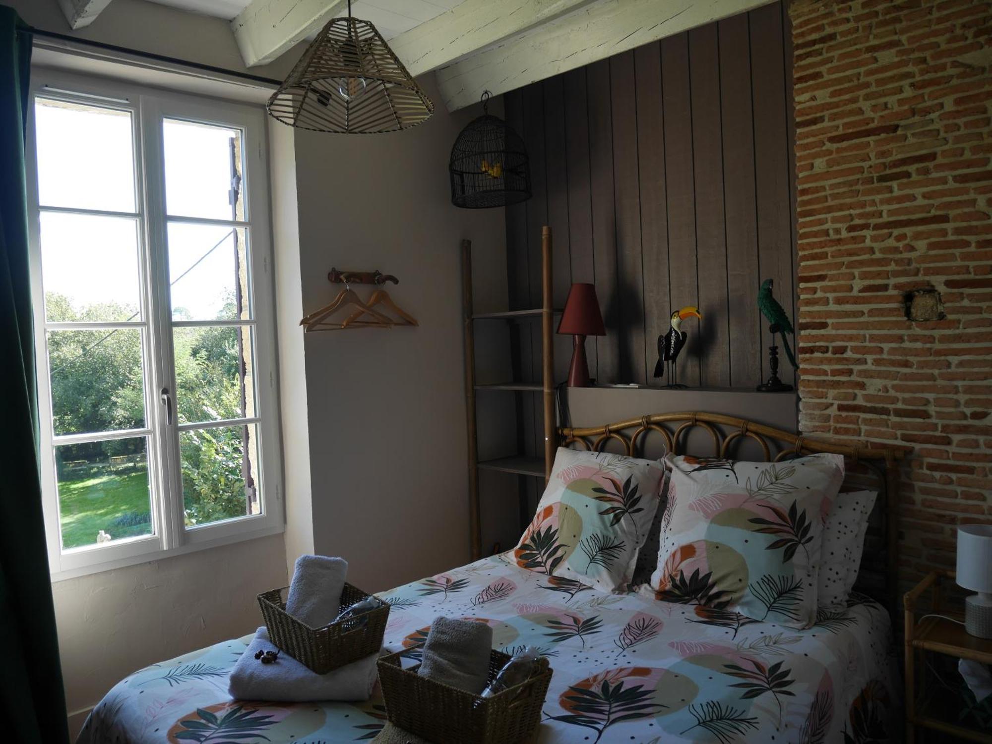 Les Volets Violets Bed & Breakfast Salles  Ruang foto
