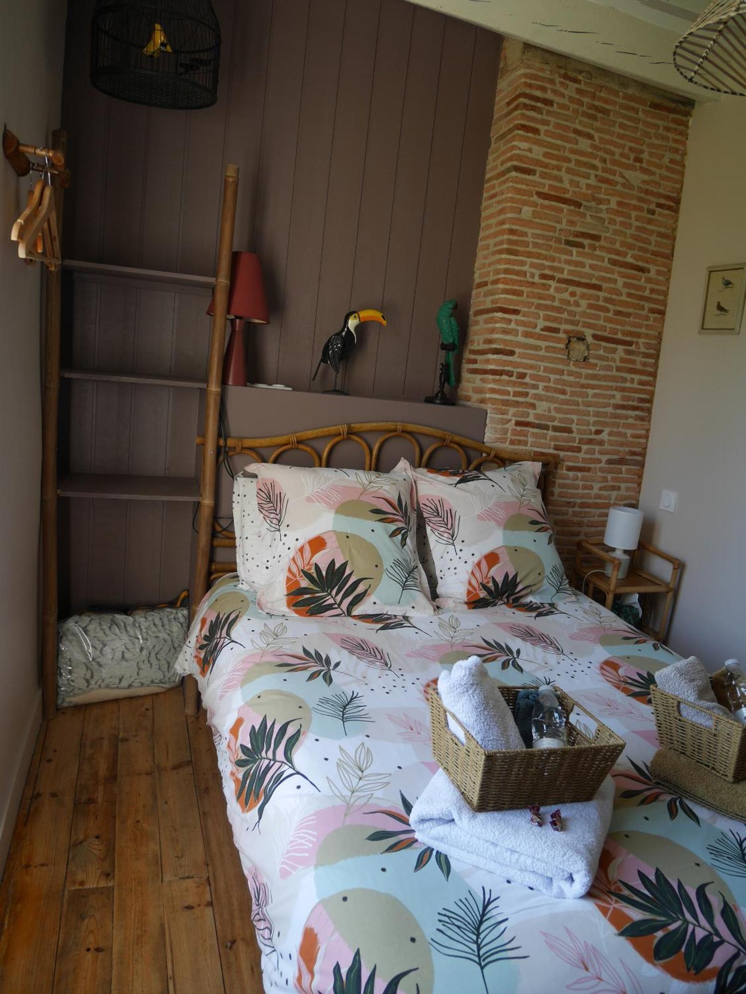 Les Volets Violets Bed & Breakfast Salles  Ruang foto