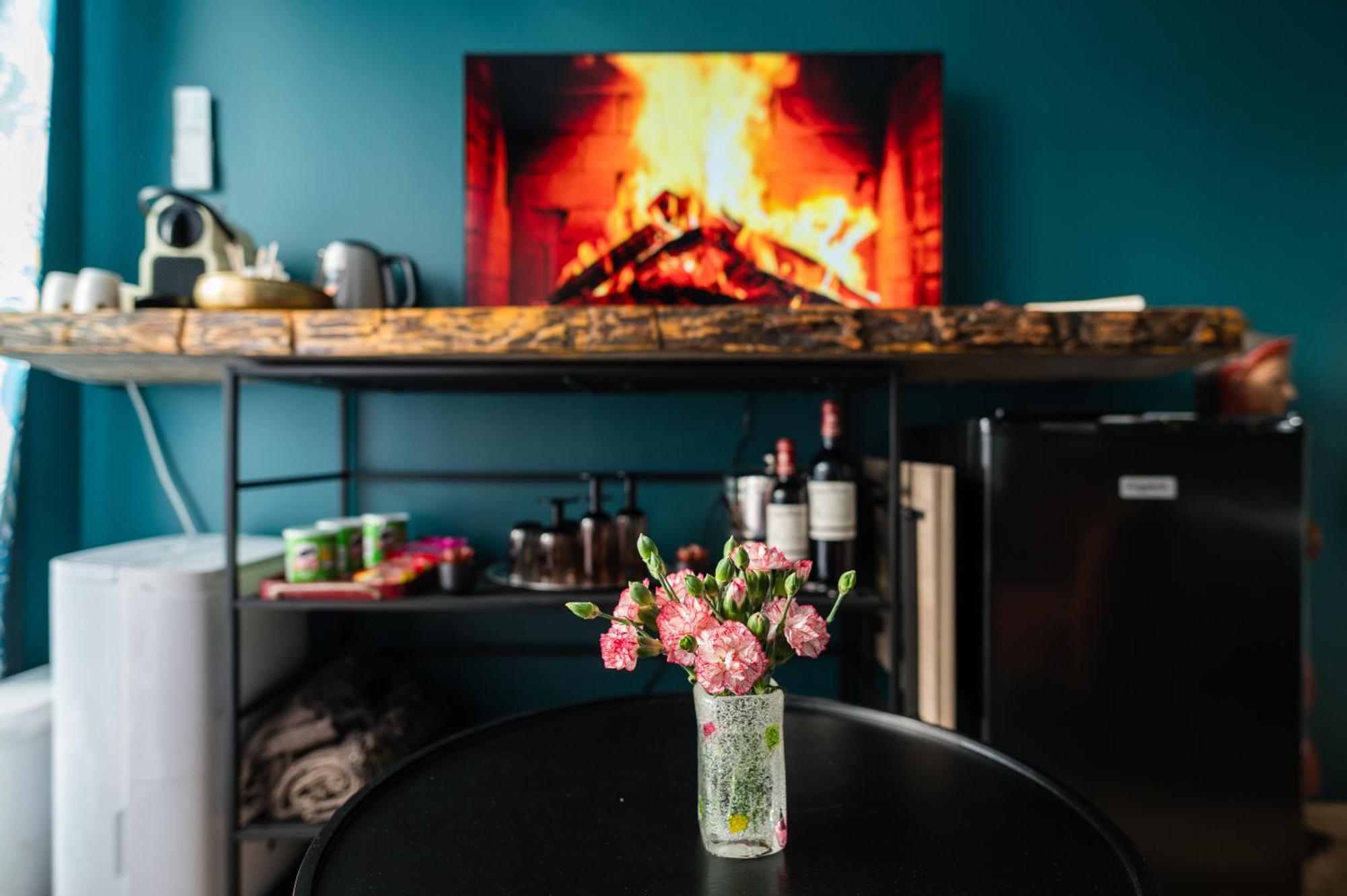 Les Volets Violets Bed & Breakfast Salles  Ruang foto